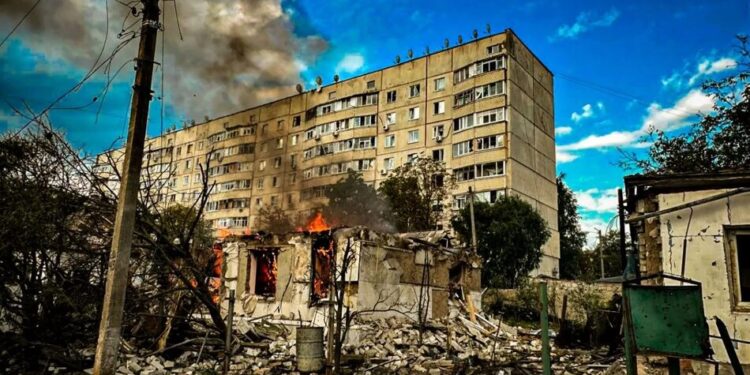 росіяни двічі вдарили ракетами по житловому сектору Балаклії, є постраждалі