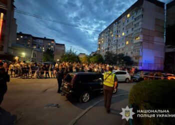 У Тернополі група людей напала на авто ТЦК: військові отримали тілесні ушкодження, поліція встановлює причетних