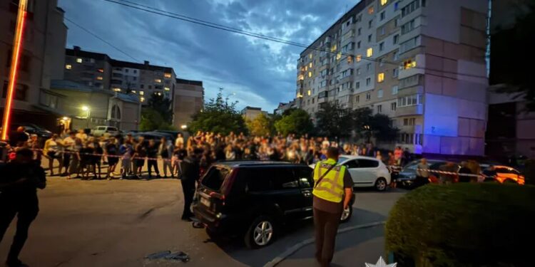 У Тернополі група людей напала на авто ТЦК: військові отримали тілесні ушкодження, поліція встановлює причетних