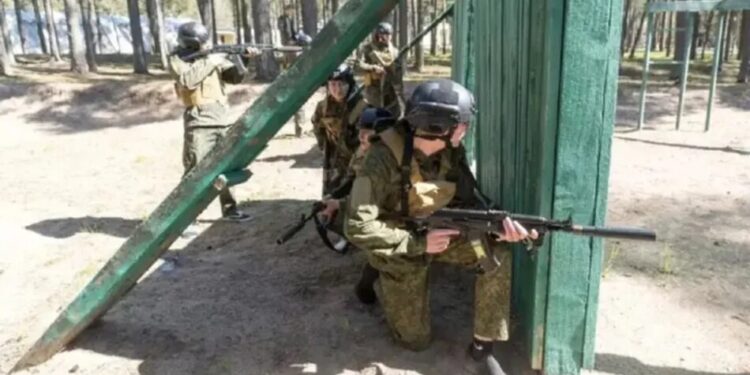 У рф половину шкільних занять відведуть під військову підготовку – Bloomberg