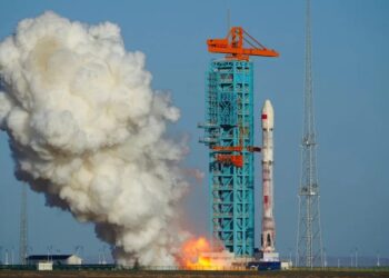 Китай уперше повернув перший ступінь ракети на землю
