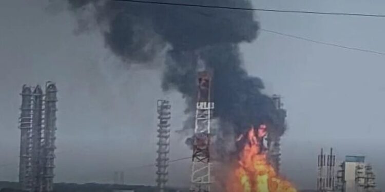 Понад 2000 км до цілі – українські військові уразили нафтохімічний комбінат у тюменській області