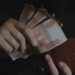 Рубль стає токсичним активом навіть для союзників кремля – банки чотирьох країн підняли комісії за російську готівку