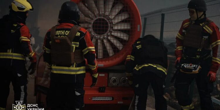 Київщина сьогодні зазнала близько 30 ворожих атак: рятувальники гасять пожежі