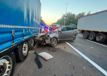 У Києві водій на авто врізався у вантажівку, загинули його дружина і дитина – поліція