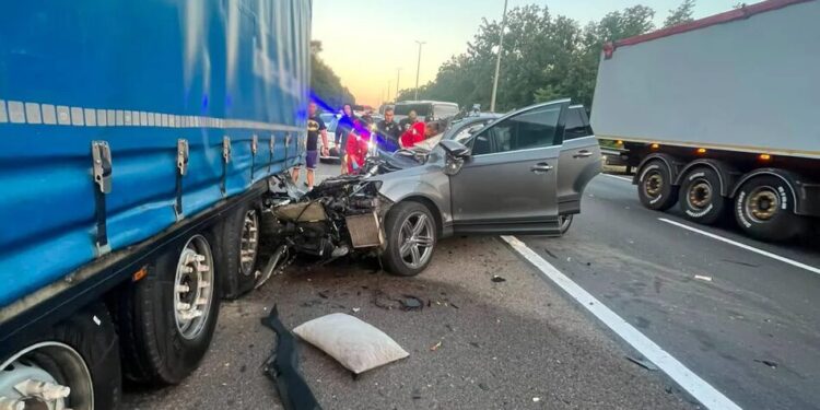 У Києві водій на авто врізався у вантажівку, загинули його дружина і дитина – поліція