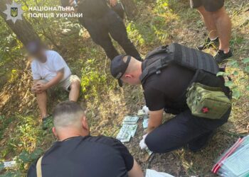 У Києві чоловік вкрав у сусіда сейф із коштами та коштовностями на 2 млн гривень і закопав у лісі