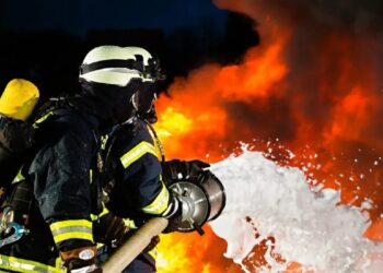Ворожа атака на Київ: пожежі в Голосіївському та Оболонському районах, горять резервуари з паливом