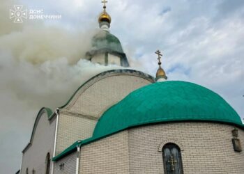 На Донеччині внаслідок удару рф спалахнула церква