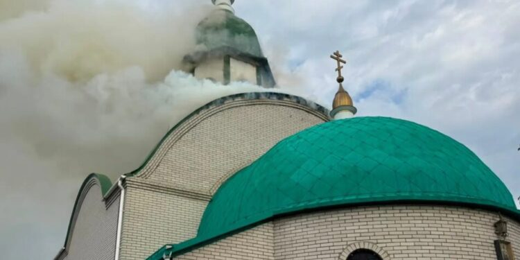 На Донеччині внаслідок удару рф спалахнула церква