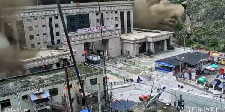 Кількість зниклих безвісти у Тибеті після зсуву в Непалі перевищила 550, Китай попереджає про нову загрозу