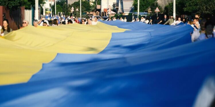 Під Києвом розгорнули 500-метровий прапор України і встановили новий рекорд