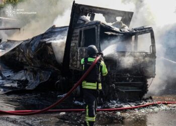 рф вдарила по вантажівці з продуктами у Херсоні, поранила 11 людей у Харкові