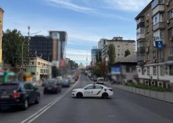 Сильна пожежа перекрила рух на одній з вулиць у Києві