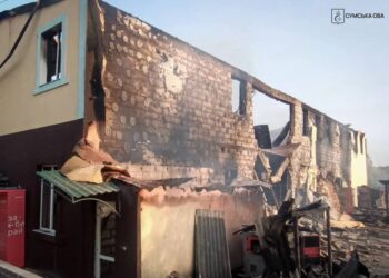 рф ударом КАБами і дронами поранила двох у Сумах, в області знищила поштове відділення