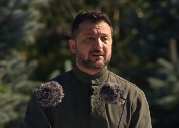 "Він з нами в моменти всіх перемог": Зеленський виступив у День Державного прапора України
