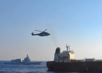 Місія ВМС ЄС із вертольота висадилась на танкер тіньового флоту рф біля Сицилії – ЗМІ