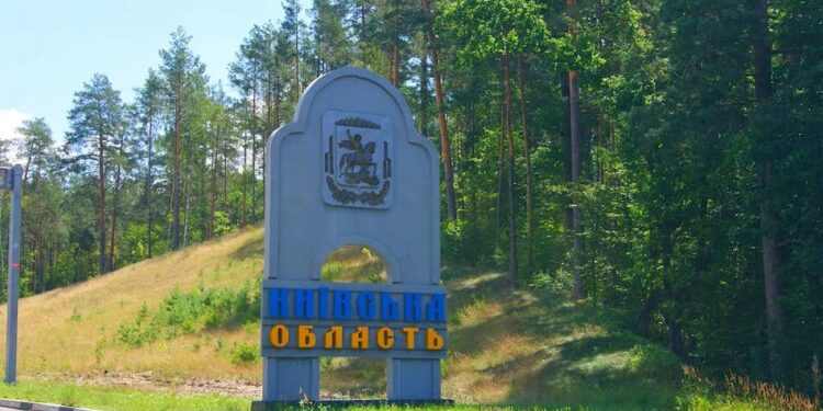 Київщина зазнала атаки рф балістикою та дронами, пошкоджено склади і вантажівки