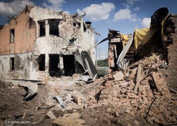 Окупанти вдарили чотирма авіабомбами по Сумах: загинув цивільний, пошкоджено 20 будинків