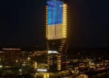 У Белграді на честь візиту Зеленського найбільший хмарочос підсвітили у кольори прапора України