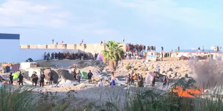 У Сеуті через місяць після напливу мігрантів протестувальники підпалили їхній табір і зіткнулися з поліцією