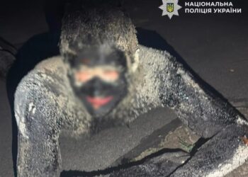 Чоловік у Києві стрибнув у смолу, щоб пограбувати супермаркет, його відмивали 5 годин