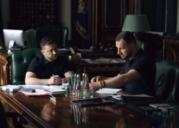 Налаштування системи оборони, системи виробництва і закупівель – Зеленський визначив головні завдання для Хмари