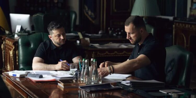 Налаштування системи оборони, системи виробництва і закупівель – Зеленський визначив головні завдання для Хмари