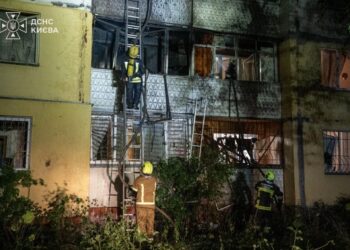 У Києві після нічної атаки постраждали щонайменше 3 людини, є влучання у кількох районах