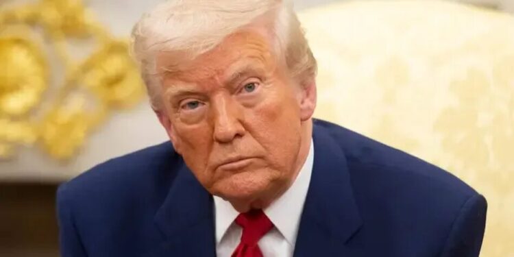 Трамп припустив, що Ормузька протока може бути повністю відкрита до вівторка