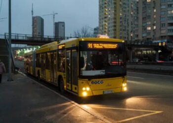 В Україні готують нові правила роботи транспорту під час тривалих повітряних тривог
