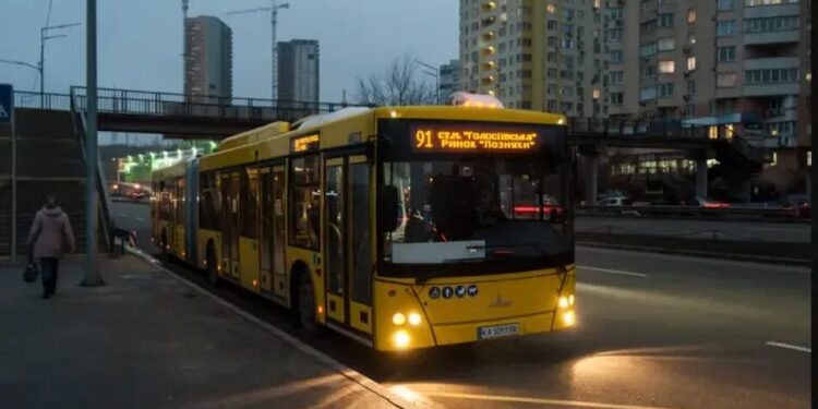 В Україні готують нові правила роботи транспорту під час тривалих повітряних тривог