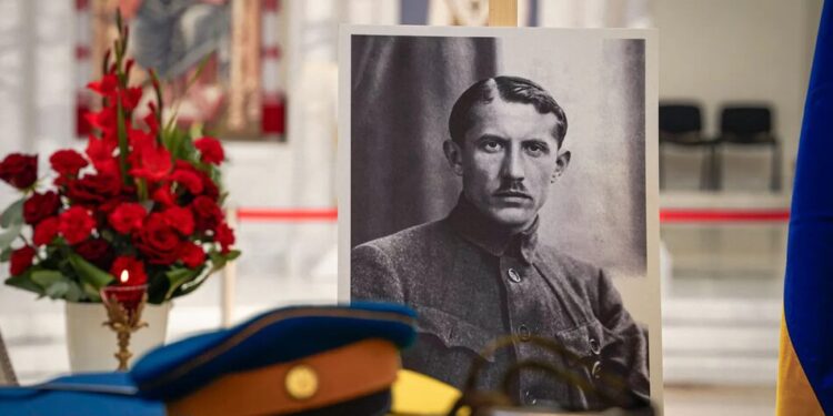 Рештки Євгена Коновальця привезли в собор УГКЦ в Києві