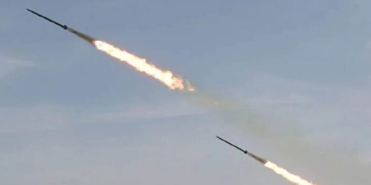 росія атакувала Київ балістичними ракетами, у столиці пролунала серія вибухів