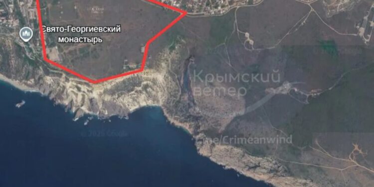 У Севастополі після серії вибухів спалахнула пожежа, повідомляють про детонацію