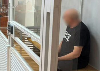 На Закарпатті 66-річний чоловік довгий час ґвалтував двох малолітніх дівчаток, його відправили під варту