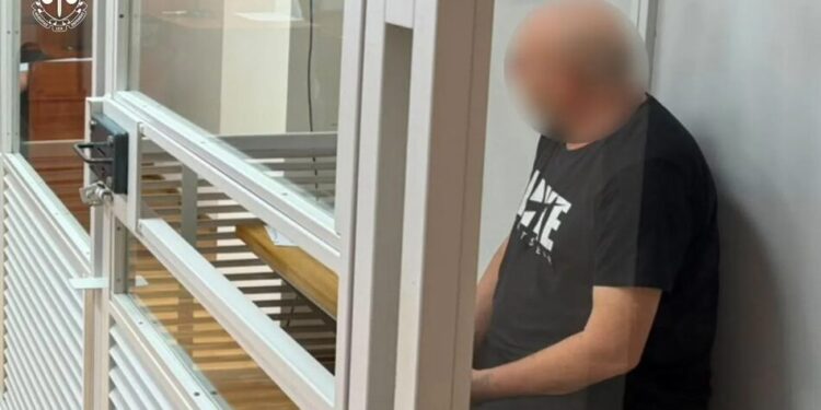 На Закарпатті 66-річний чоловік довгий час ґвалтував двох малолітніх дівчаток, його відправили під варту