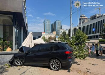 У Києві BMW в'їхала в літню терасу після зіткнення, постраждав водій