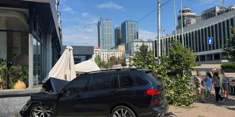 У Києві BMW в'їхала в літню терасу після зіткнення, постраждав водій