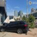 У Києві BMW в'їхала в літню терасу після зіткнення, постраждав водій