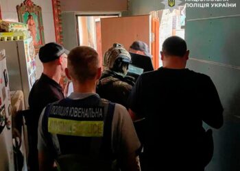 Били ножем та кастетом – затримано двох неповнолітніх, які нападали на жінок на столичному Подолі