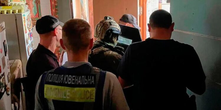 Били ножем та кастетом – затримано двох неповнолітніх, які нападали на жінок на столичному Подолі