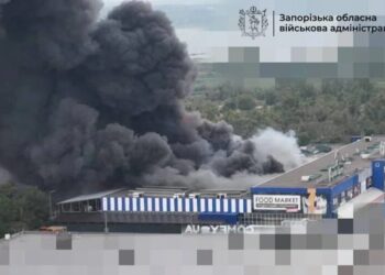 рф вдарила по ТЦ у Запоріжжі, є постраждалий