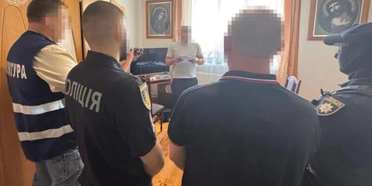 На Львівщині викрили чоловіка, який систематично ґвалтував 14-річну падчерку