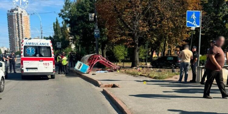 ДТП на зупинці у Києві: двоє загиблих, 4 поранених, водія затримали