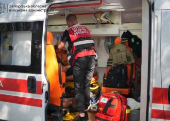 Ворог атакував Запоріжжя: відомо про трьох поранених, спалахнуло 10 авто