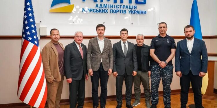 Кіт Келлог прибув в Україну з візитом та відвідав Одеський порт