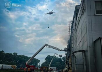 Через пожежі після удару рф погіршилась якість повітря на Київщині, для гасіння залучили авіацію