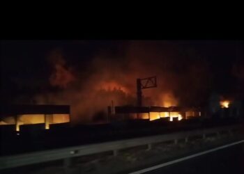 На Київщині після атаки рф горять склади – в ОВА закликали жителів заклали не наближатись до місця події через вибухи