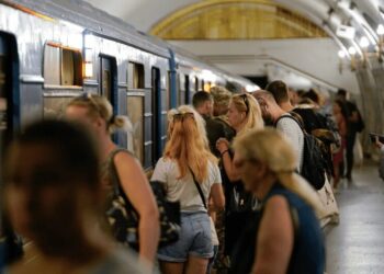Тривалі повітряні тривоги: уряд готує нові правила для транспорту, бізнесу та комендантської години